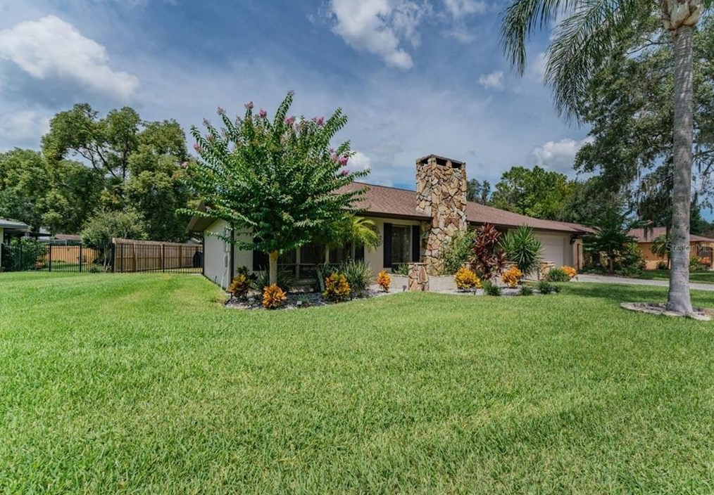 814 Sandalwood Dr, Plant City, FL 33563-8912