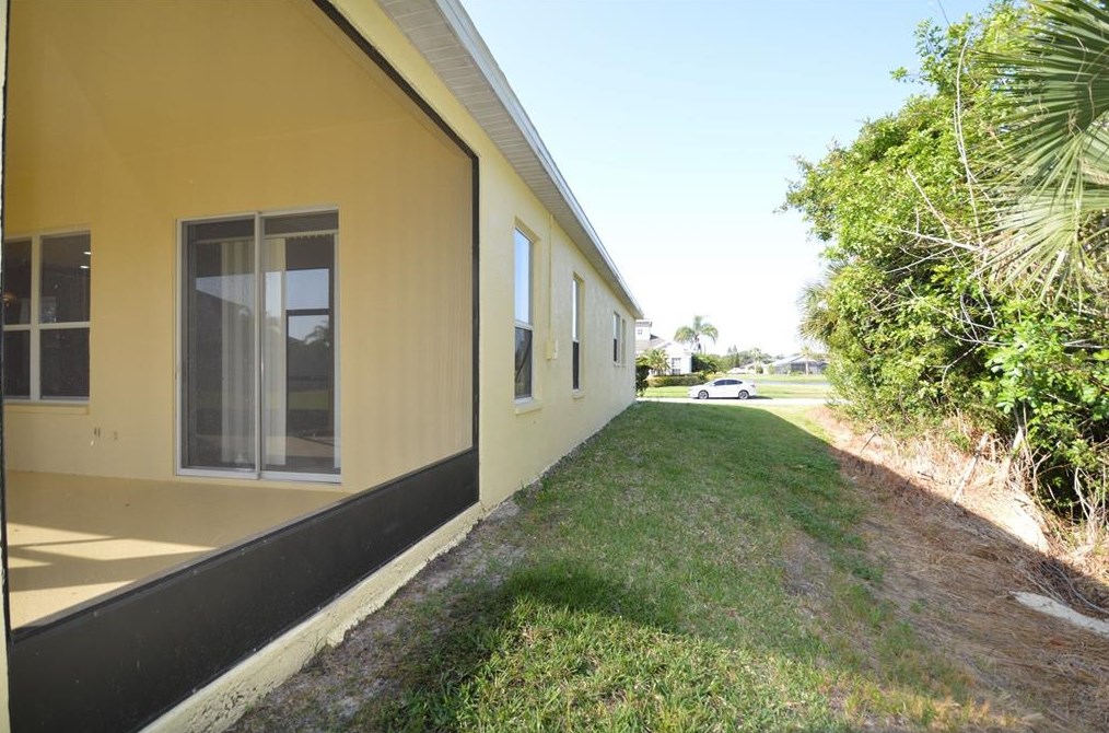 2221 The Oaks Blvd, Kissimmee FL  34746-3887 exterior