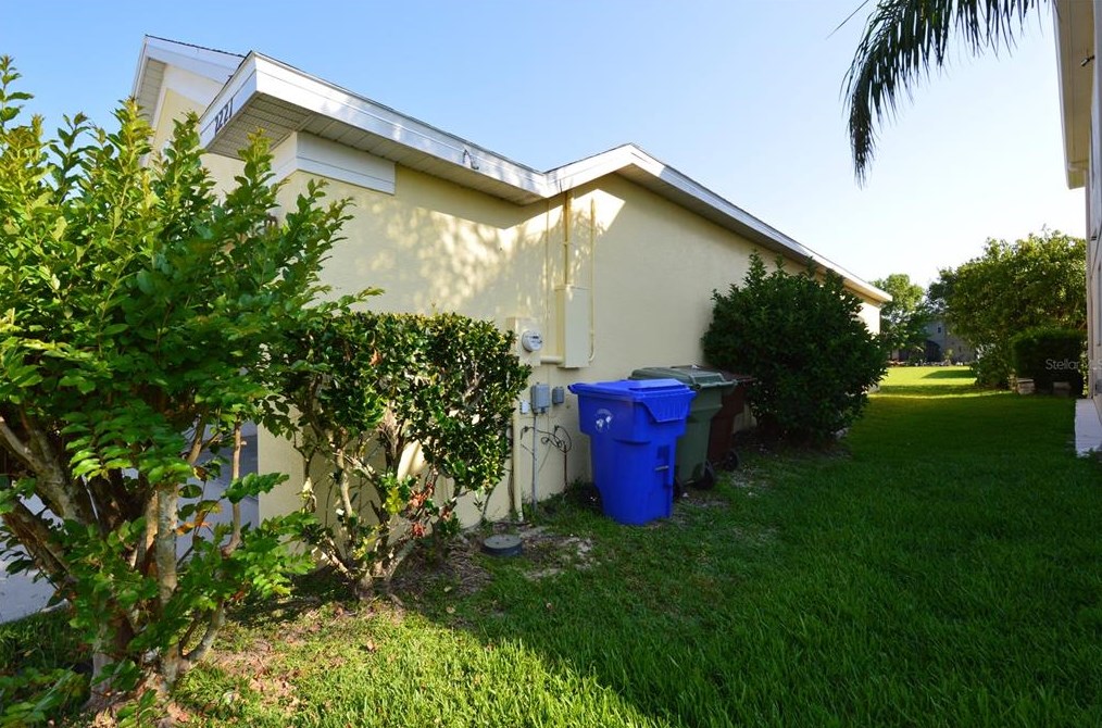 2221 The Oaks Blvd, Kissimmee FL  34746-3887 exterior