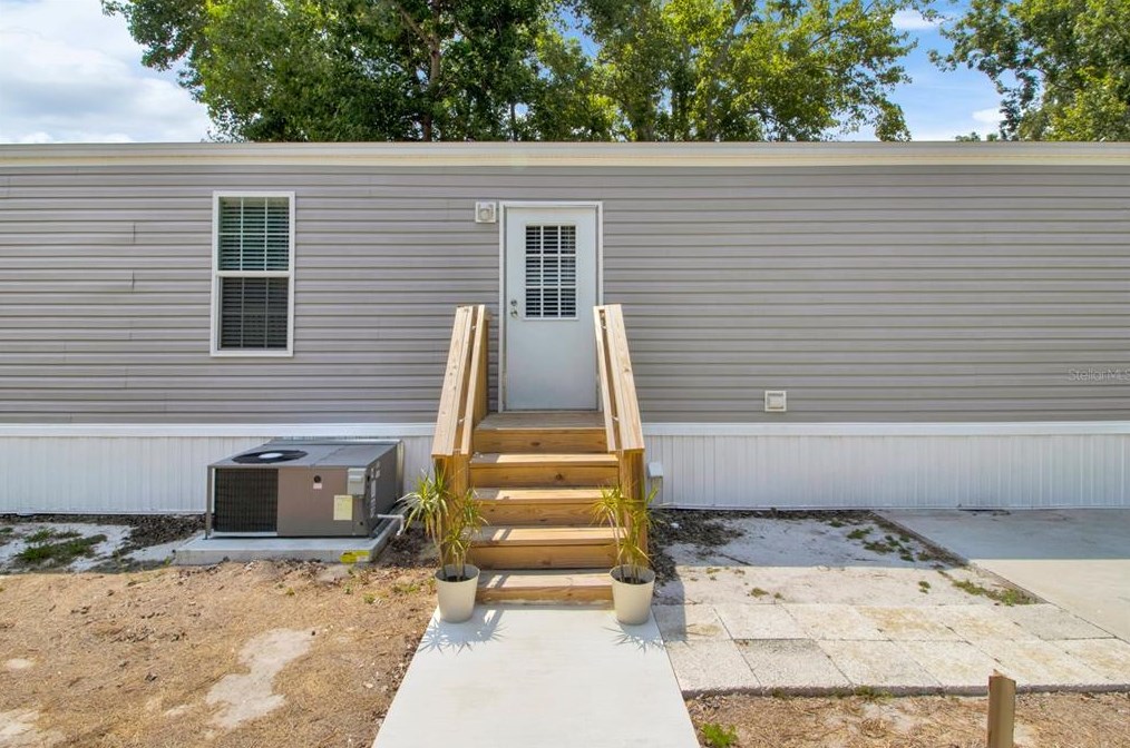 2055 Bradley Dr, Saint Cloud FL  34771-8689 exterior