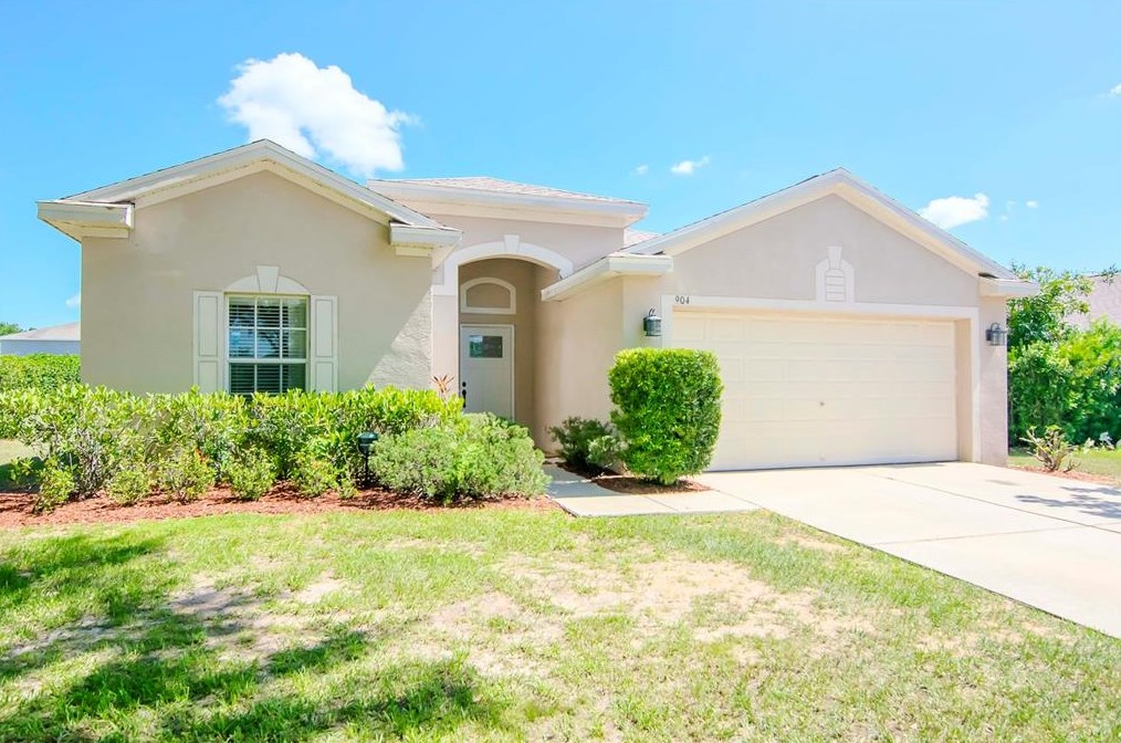 904 Coade Stone Dr, Seffner, FL 33584-3591