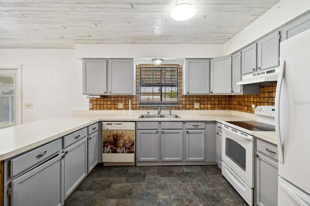 446 Robinson Ave, Saint Cloud FL  34769-2058 exterior