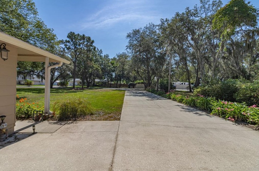 8222 Spruce Ln, Lakeland FL  33809-7705 exterior