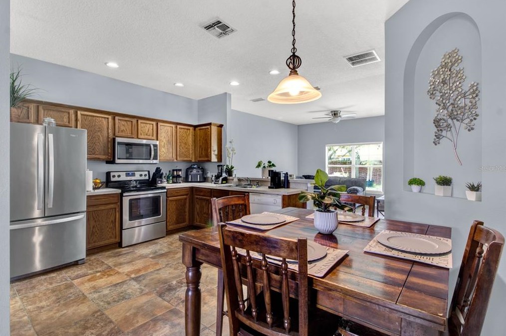 643 Hacienda Cir, Kissimmee FL 34741-6337 exterior