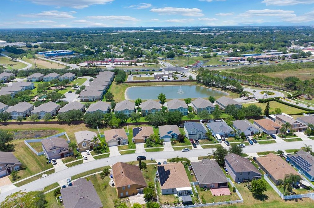 643 Hacienda Cir, Kissimmee FL 34741-6337 exterior