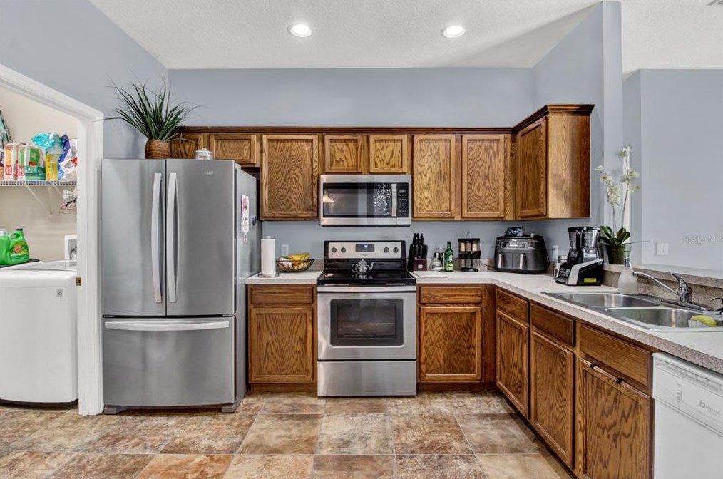 643 Hacienda Cir, Kissimmee FL 34741-6337 exterior