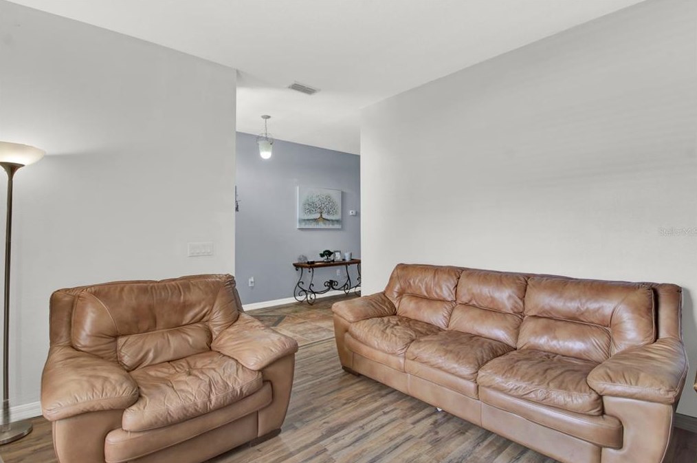 643 Hacienda Cir, Kissimmee FL 34741-6337 exterior