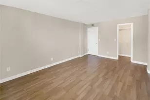 2700 Coconut Bay Ln, Sarasota, FL 34237 - Photo 8