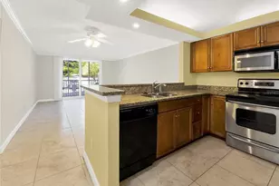2700 Coconut Bay Ln, Sarasota, FL 34237 - Photo 4