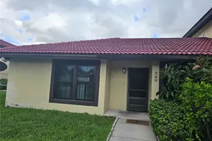 569 Hunter Cir, Kissimmee, FL 34758 - Photo 2