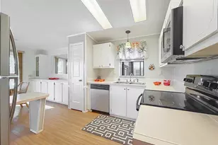 805 Camelia Ct, Lady Lake, FL 32159 - Photo 10