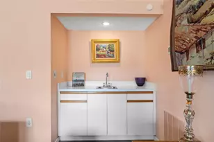 3910 77th Pl E, Sarasota, FL 34243 - Photo 8