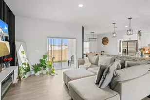 817 Desmoines Pl, Kissimmee, FL 34759 - Photo 2