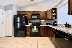 142 Glasgow Ct, Davenport, FL 33897 - Photo 2