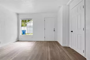1409 College Park Ln, Tampa, FL 33612 - Photo 2