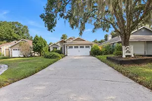 1446 Walden Oaks Pl, Plant City, FL 33563 - Photo 2
