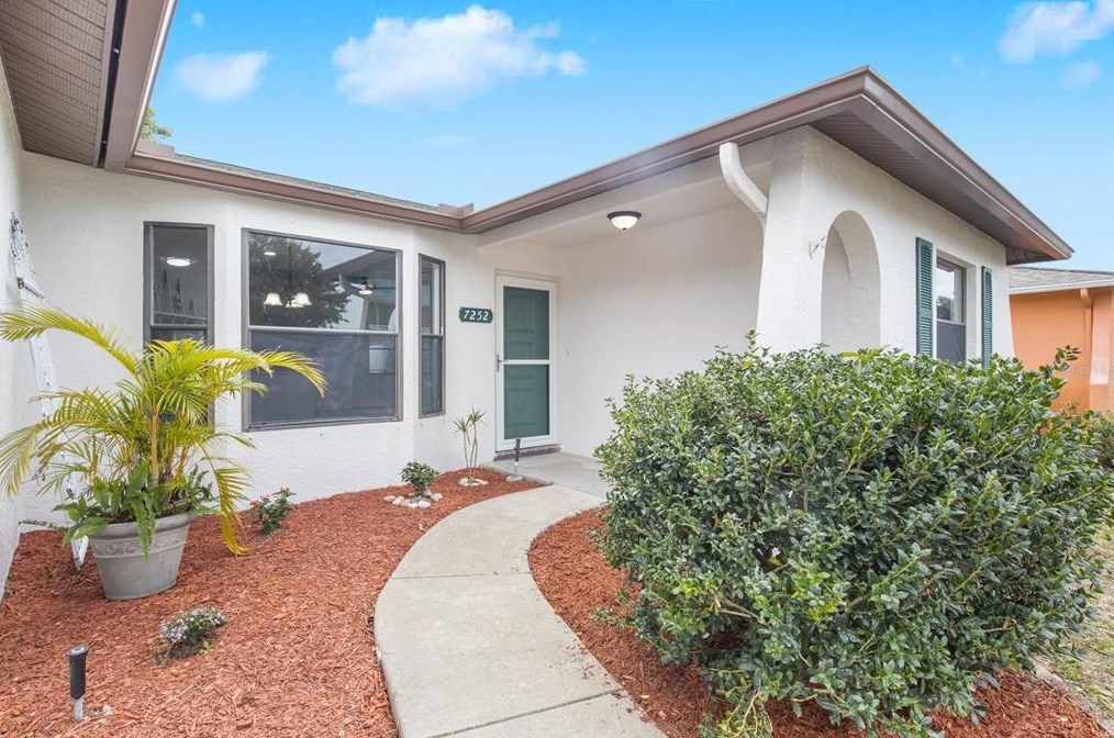 7252 Isle Dr, Port Richey FL  34668-5727 exterior