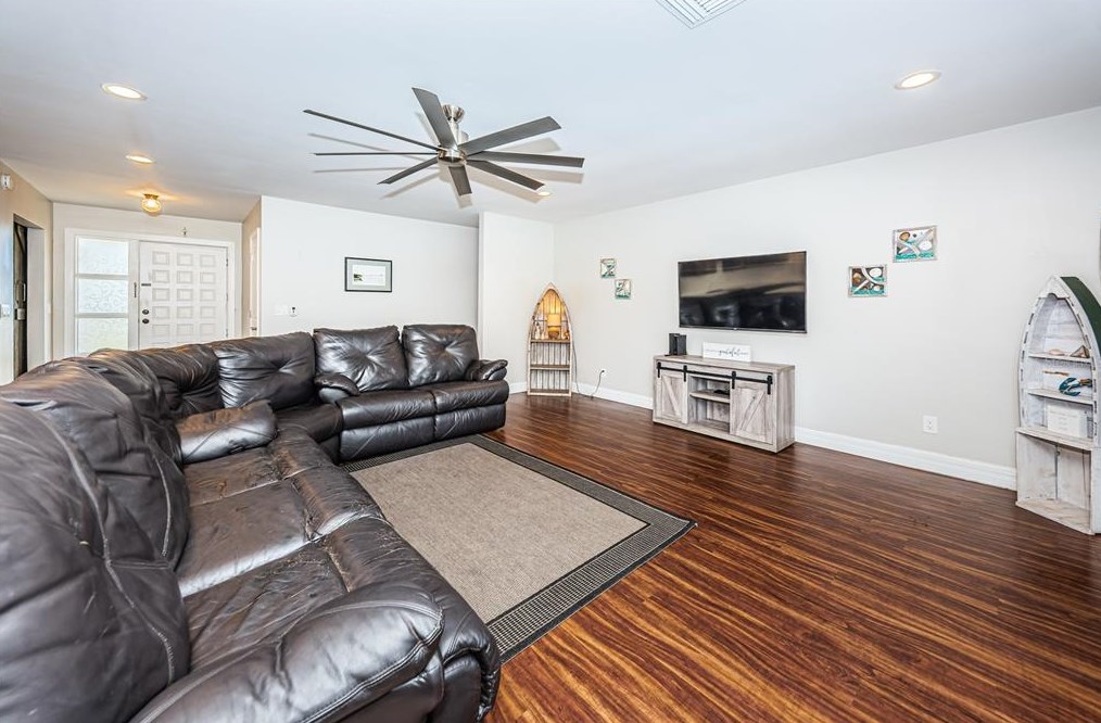 4703 Bay Crest Dr, Tampa FL  33615-4401 exterior