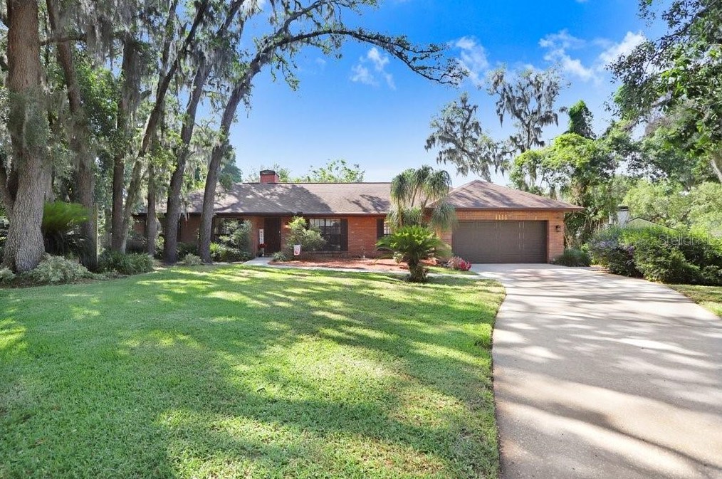 1111 Oakridge Manor Dr, Brandon, FL 33511