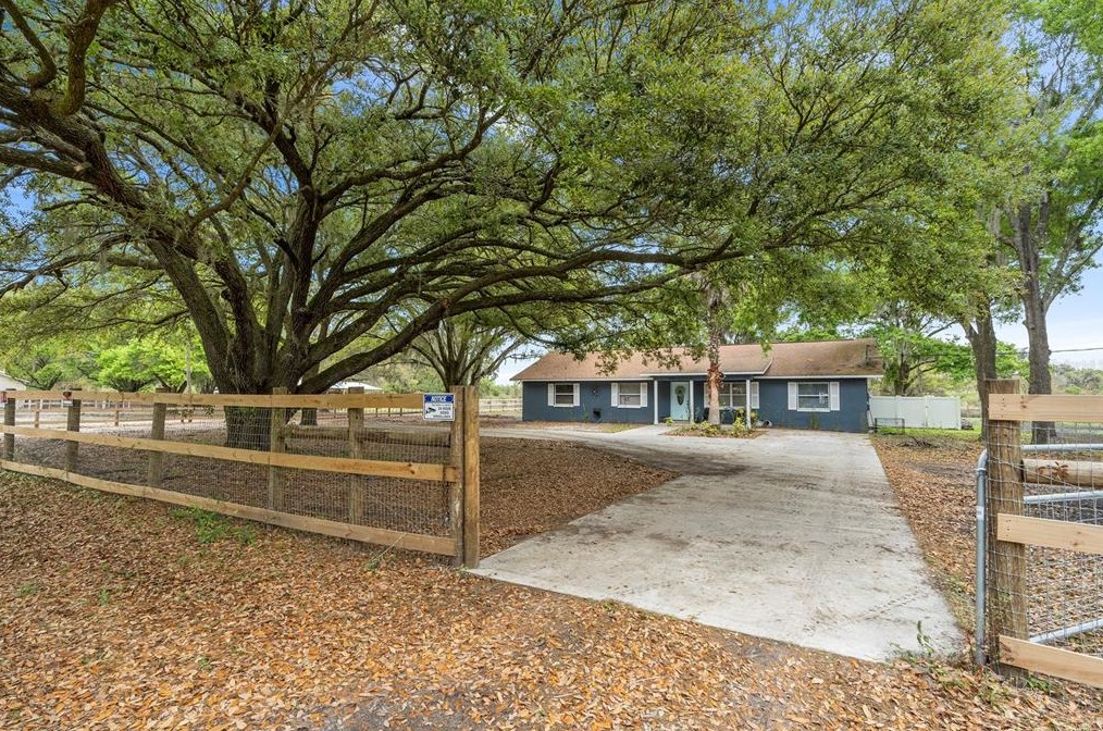 6610 Papa Guy Ln, Plant City FL  33565-7307 exterior