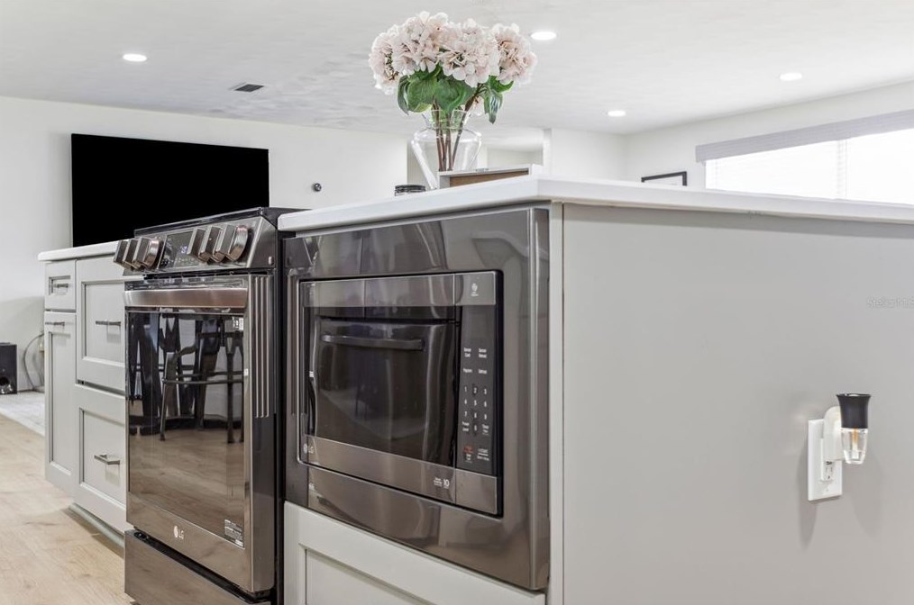 37235 Temple Ave, Zephyrhills FL  33541-4212 exterior