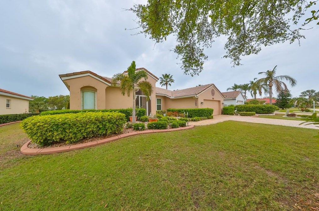 1307 Crystal Greens Dr, Ruskin, FL 33573