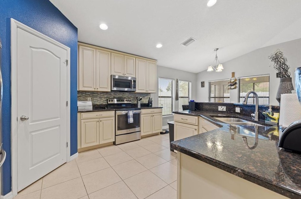 14340 Haddon Mist Dr, Wimauma FL  33598 exterior