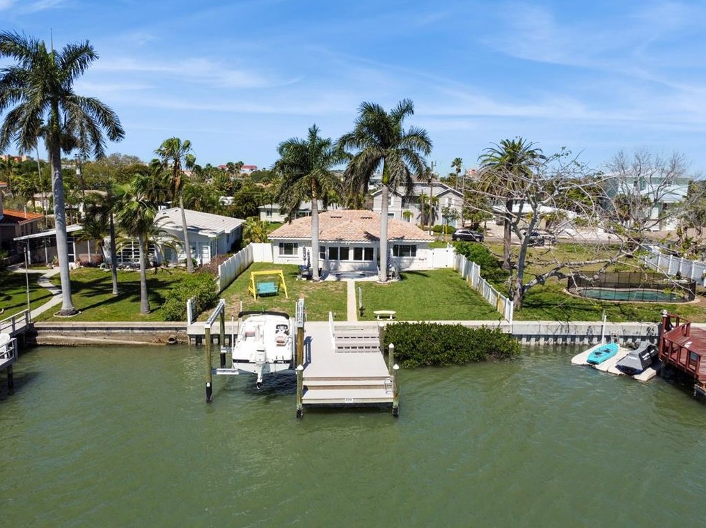 16311 Redington Dr, Saint Petersburg, FL 33708-1547