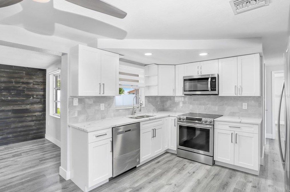 3551 Holiday Lake Dr, Tarpon Springs FL  34691-5124 exterior