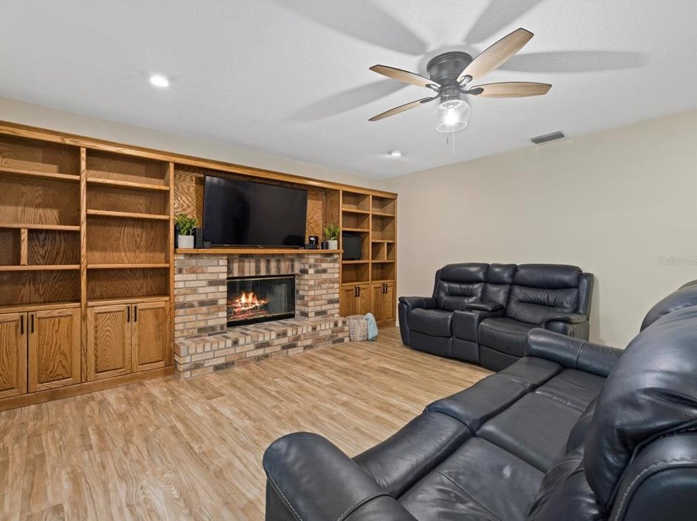 9308 Alanbrooke St, Tampa FL  33637-4946 exterior