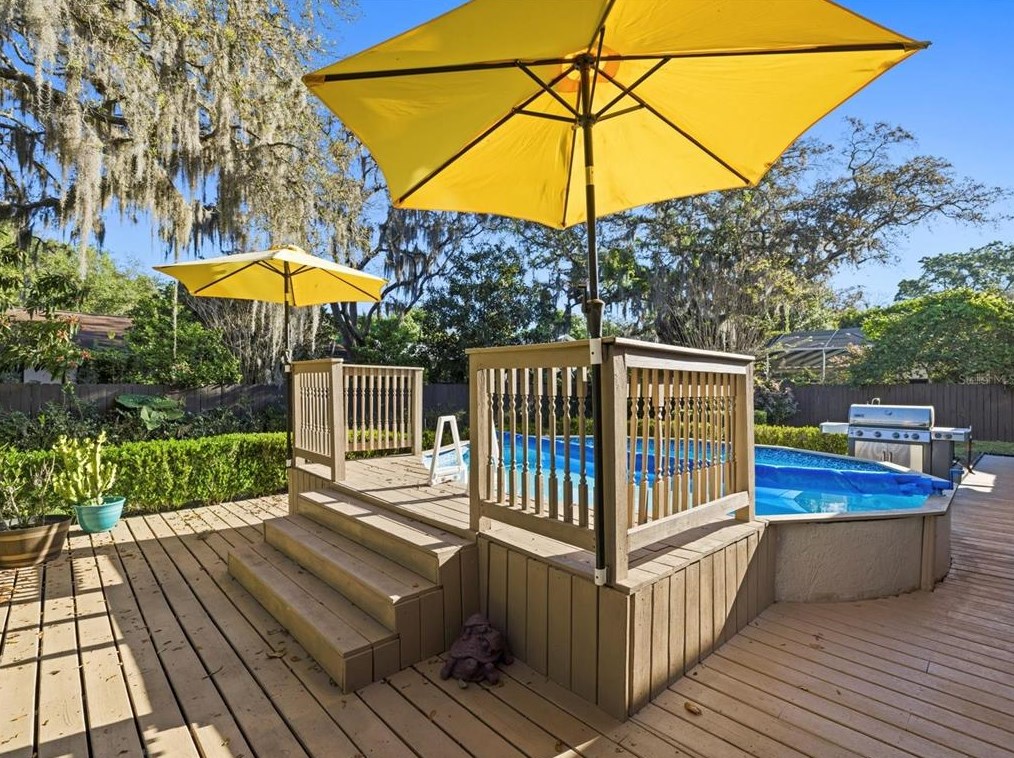 9308 Alanbrooke St, Tampa FL  33637-4946 exterior