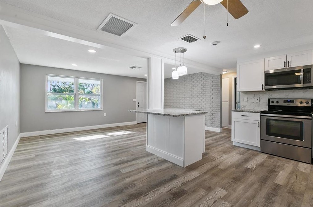 1630 Colmar Dr, Tarpon Springs FL  34690-6102 exterior