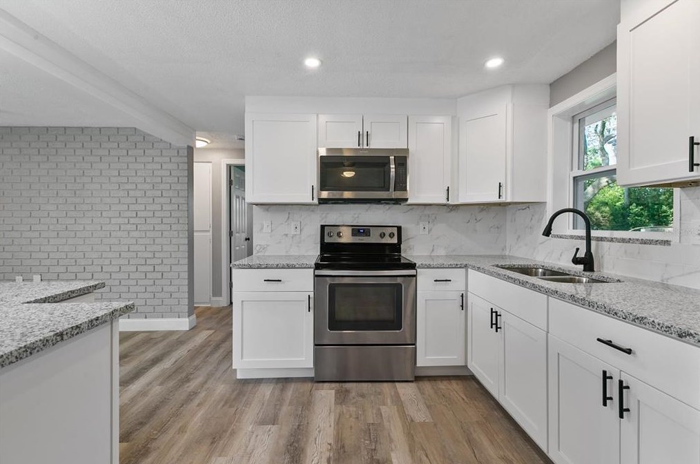 1630 Colmar Dr, Tarpon Springs FL  34690-6102 exterior