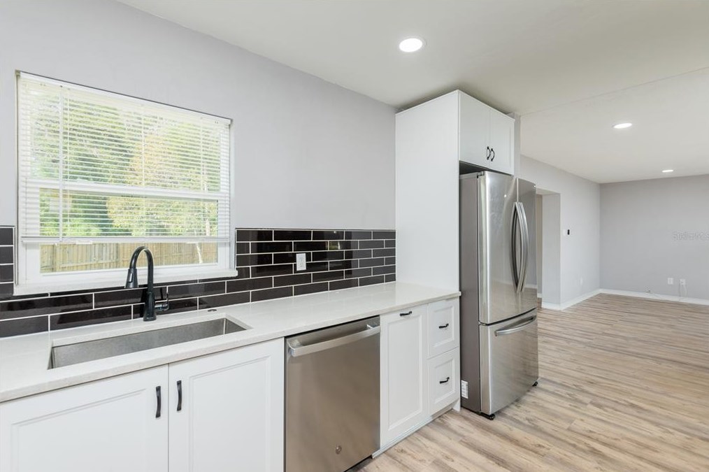 5476 Lk Le Clare Rd, Lutz FL  33558-8013 exterior