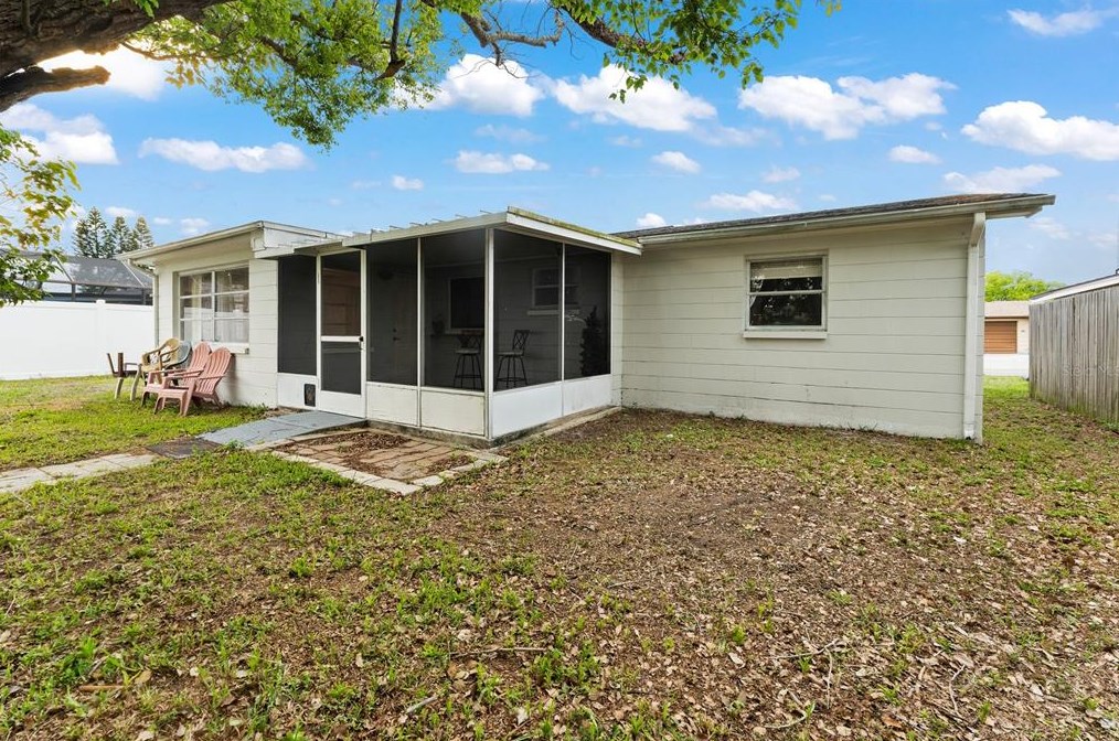 1426 Viking Dr, Tarpon Springs FL  34691-4905 exterior