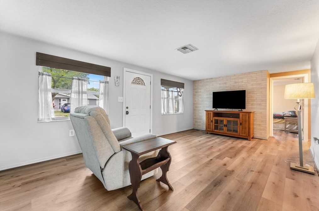 1426 Viking Dr, Tarpon Springs FL  34691-4905 exterior