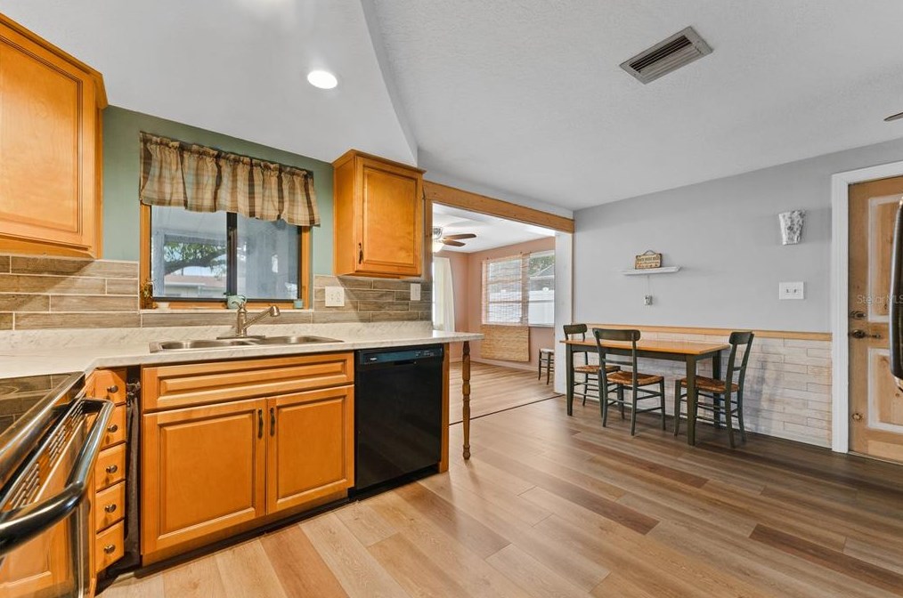 1426 Viking Dr, Tarpon Springs FL  34691-4905 exterior