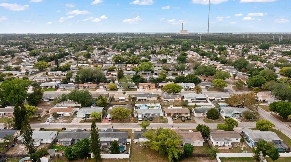 1426 Viking Dr, Tarpon Springs FL  34691-4905 exterior