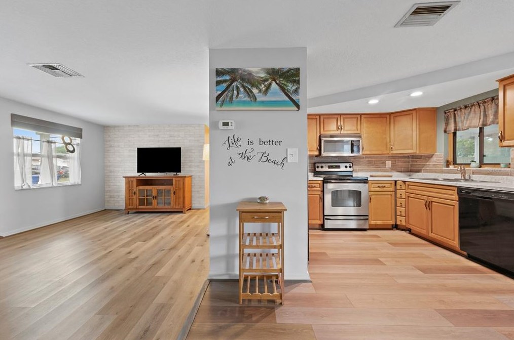 1426 Viking Dr, Tarpon Springs FL  34691-4905 exterior