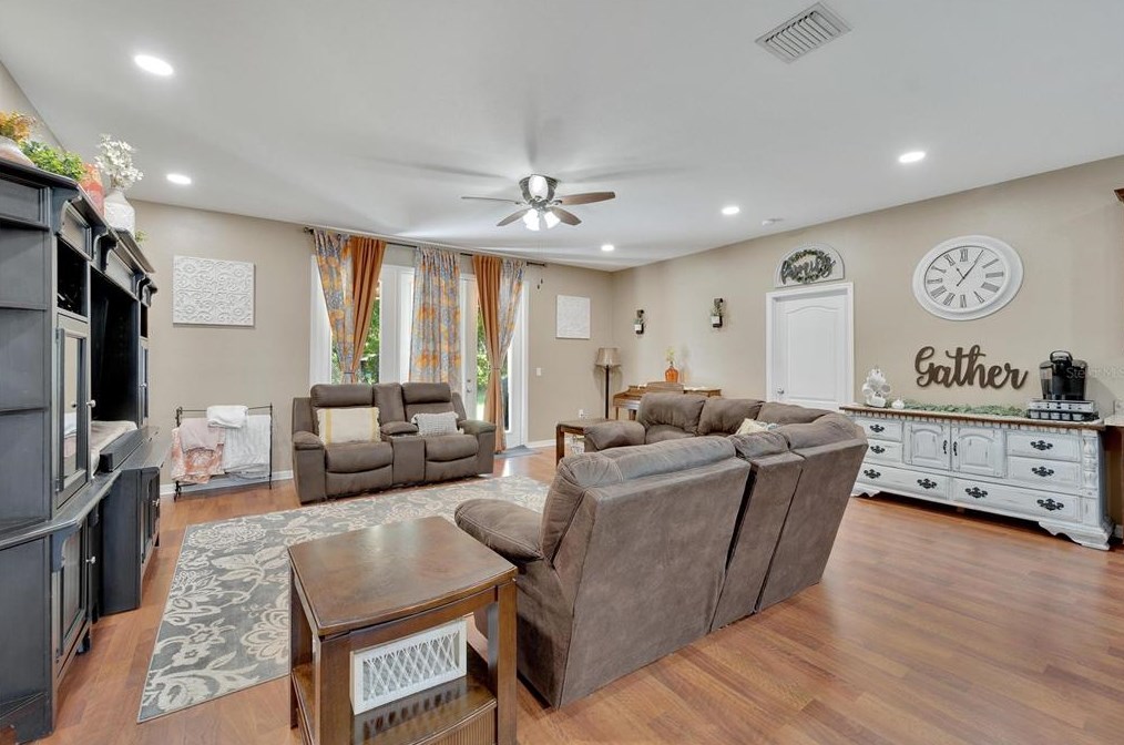 2207 Via Napoli St, Plant City FL  33566-1021 exterior