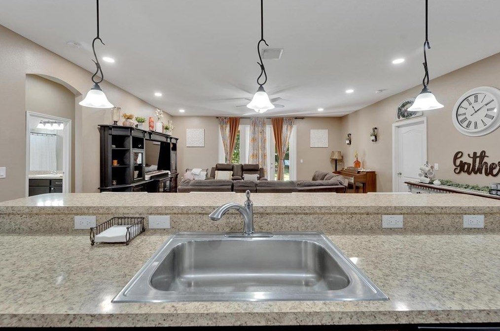 2207 Via Napoli St, Plant City FL  33566-1021 exterior