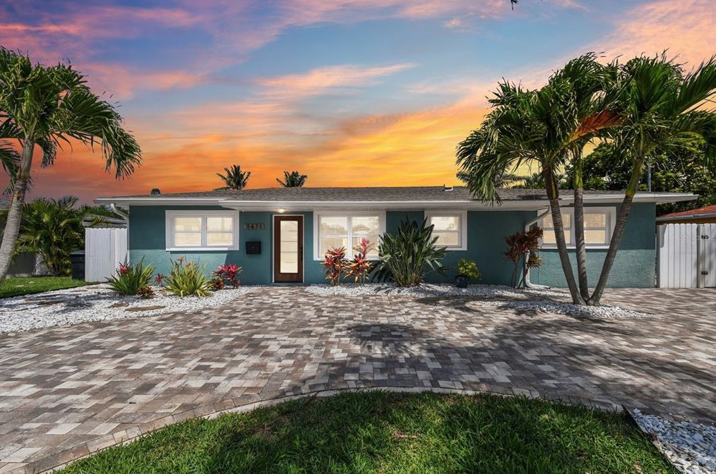 9471 Treasure Ln, Saint Petersburg, FL 33702-2666