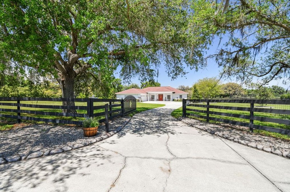 36549 Laurel Oaks Ln, Dade City, FL 33525