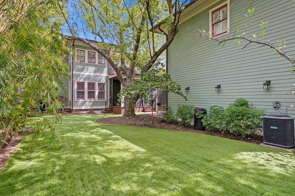 2108 Watrous Ave, Tampa FL  33606-3047 exterior