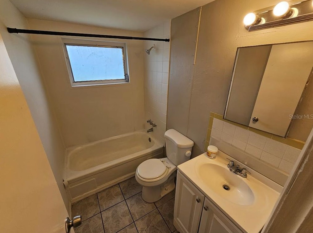 2040 Maureen Dr, Tarpon Springs FL  34690-4129 exterior