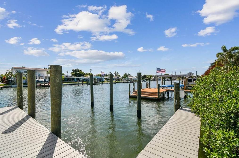 17727 Long Point Dr, Saint Petersburg, FL 33708-1239