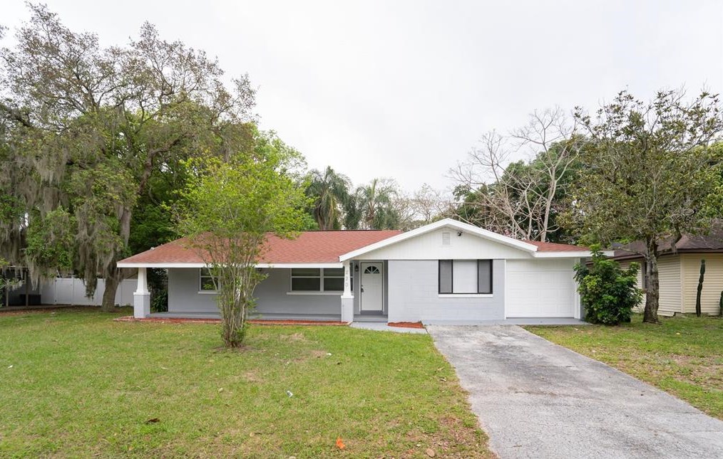 220 Dicie Ave, Eustis, FL 32726-6112