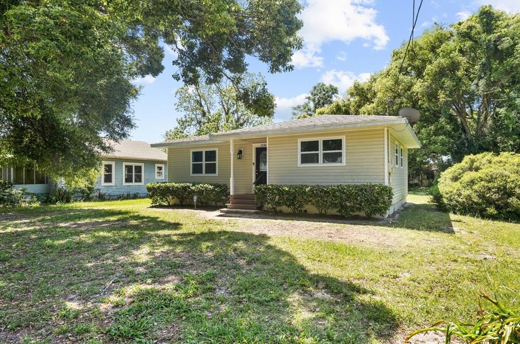 1230 Jackson Ave, Mount Dora, FL 32757-4018
