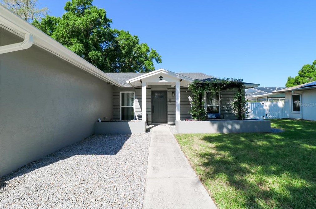 221 Ball Park Ave, Seffner, FL 33584-5700