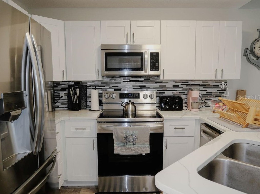 4287 Tyler Cir, Saint Petersburg FL  33709-4507 exterior